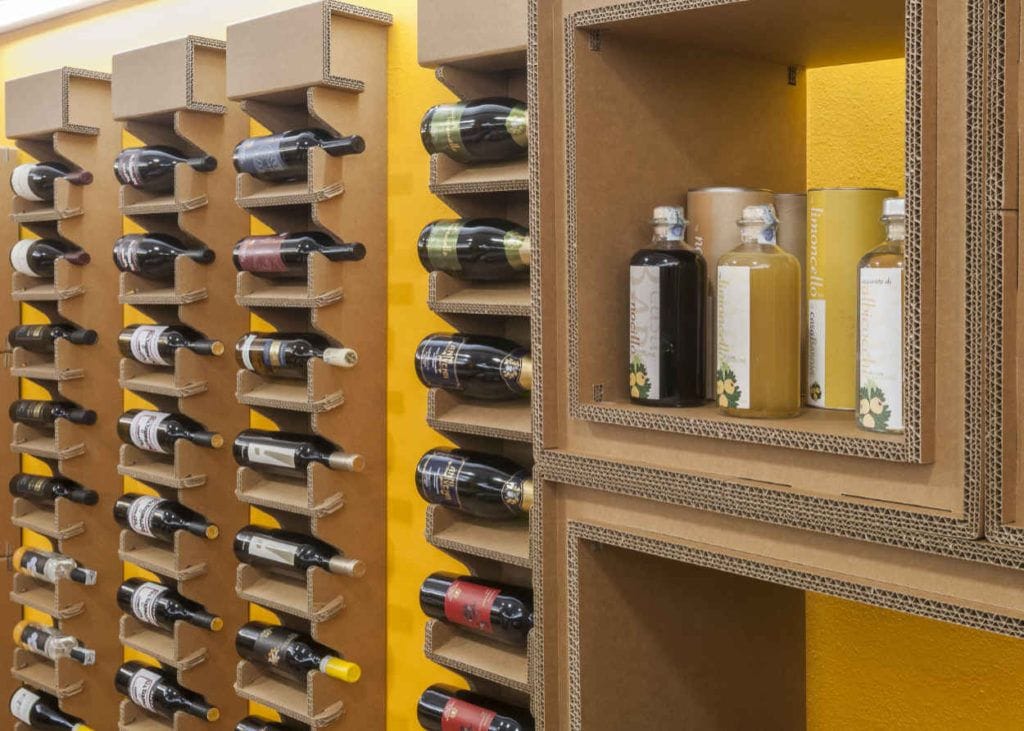 Expositor de cartón con botellas