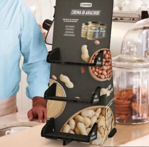 Comparación visual de expositores de cartón Reboard y cartón ondulado normal en un punto de venta, mostrando diferencia en calidad de impresión y rigidez.