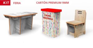 Expositor de cartón corrugado para ferias económicos, con logo personalizado, mostrando productos en un mercado local, diseño ligero y fácil de montar