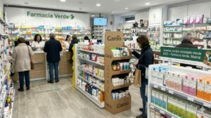 Farmacia Verde en Madrid usando expositores de cartón reciclable Garoo para productos ecológicos.